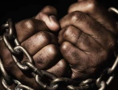 16χρονος βρέθηκε αλυσοδεμένος σε στύλο φωτισμού στον Βόλο